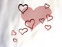 Vyšívaný saténový polštářek k Valentýnu - motiv poletující srdíčka - detail