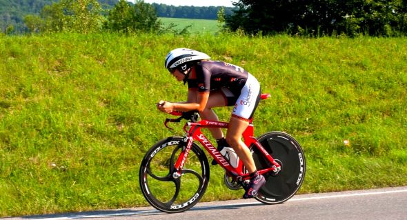 Úspěšnou závodnici v cyklistice Moniku Simonová sponzoruje Velebný & Fam