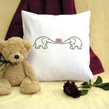 Vyšívaný saténový polštářek k Valentýnu - motiv zamilovaní sloni
