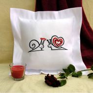 Vyšívaný saténový polštářek k Valentýnu - motiv zamilovaní šneci