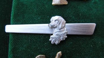 Kravatová spona - pes stříbrný matný