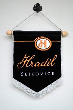 Vinařství Hradil Čejkovice vyšívané vlaječky