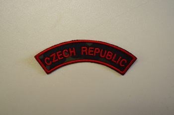 Domovenka nášivka Czech Republic červeně vyšitá na maskáčovinu