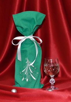 Vyšívaný vánoční látkový pytlík na víno - motiv stromeček