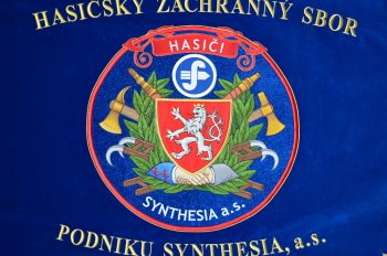 HZS podniku Synthesia, a.s. vyšívaný hasičský prapor (4)